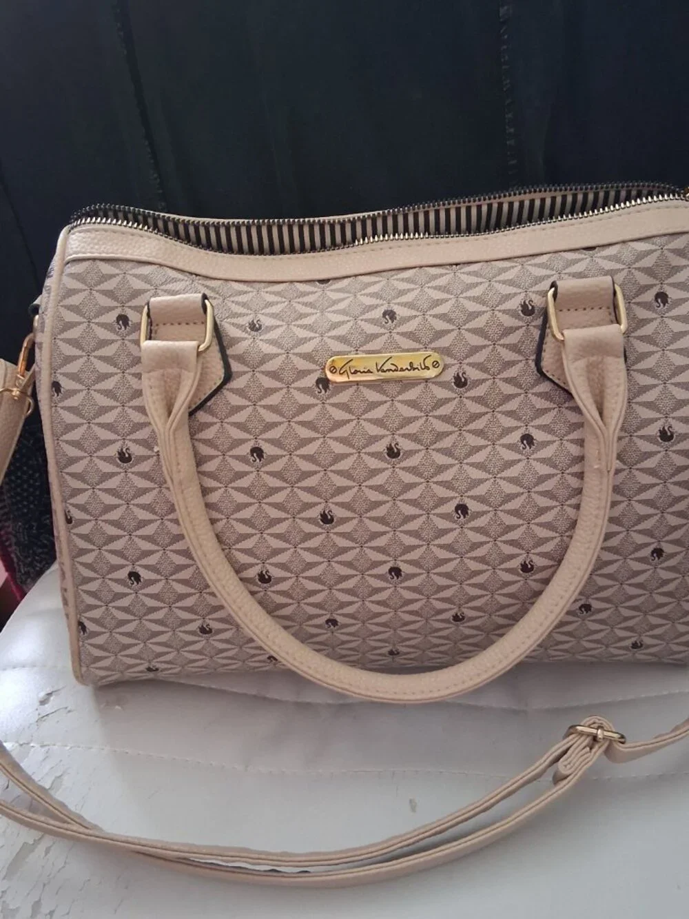 Gloria Vanderbilt Beige Swan Logo Crossbody Handbag Purse